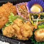 伊達なおふくろ弁当 - メインのおかずは「串カツ」、「鶏唐揚げ」、「三色ササミフライ」です♪