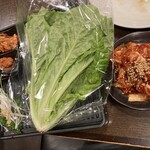 焼肉 燕 - サンチュは袋ごとセットです。右手はキムチ