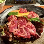 トトリ - カルビ・サガリセット ライス（大盛り）、サラダ、スープ、キムチ、ドリンク（ウーロン茶）のセット