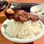 トトリ - カルビ・サガリセット ライス（大盛り）、サラダ、スープ、キムチ、ドリンク（ウーロン茶）のセット