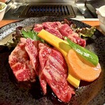 トトリ - カルビ・サガリセット ライス（大盛り）、サラダ、スープ、キムチ、ドリンク（ウーロン茶）のセット