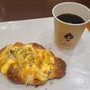 Heart Bread ANTIQUE - パン①オニオンツォップ塩ダレチキン(税込295円)
玉葱&鶏肉&チーズを載せ、マヨネーズと塩ダレを掛けて焼き上げたパン、ややジャンクな濃いめな味わい
お飲み物①HOT珈琲(税込260円)