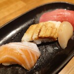 立ち飲み ひとよ - 握り:サーモン·穴子·赤身♪