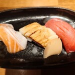 立ち飲み ひとよ - 握り:サーモン·穴子·赤身♪