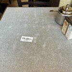 カリーライス専門店エチオピア - 窓側2人用テーブル席