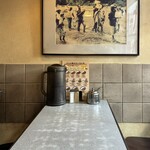 カリーライス専門店エチオピア - 窓側4人用テーブル席