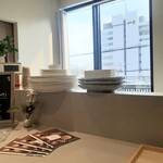 L'instant mieux - 店内(2階)。窓から明るい日射しが入ります。窓から見えるねは、ビジネスホテル21で、そのむこうも、ビジネスホテルひばりがありますから、素泊まり客さんにはモーニングの店としていいとこかと。