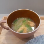 L'instant mieux - お味噌汁は、玉ねぎ、油あげ、水菜、じゃがいも入り、やさしい甘さ。