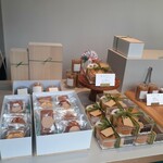 L'instant mieux - 店内(１階)。年末だからか、手土産によい焼菓子詰め合わせがたくさん販売中でした。