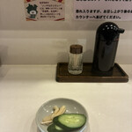 リッチなカレーの店 アサノ - まずはお新香が供される