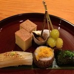 前菜：玉子焼・バイ貝・銀杏・男鹿半島のヤリイカ・きぬかつぎのからすみ乗せ・なまこ