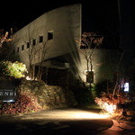 連理 - もくれん通りに静かに佇みながらも、重厚感を醸し出す外観