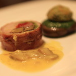 連理 - 「ウサギの背肉にフォアグラと香草ソーセージを詰めて 朝採れホワイトマッシュルームのクリームソース」