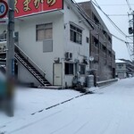 中華そば フレッシュさ凸 - 駐車場は店舗前と道路向かいにの5〜6台ぐらいかな。