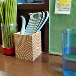 中華そば フレッシュさ凸 - カウンター。水タンブラーは大き目で緑の箸！