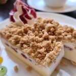 ヒーローズカフェ - 上にザクザククッキーがたくさんトッピングされてます。