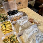 福ちゃん - 2026年1月1日、先日食事に来られたお客様の韓国のおせち注文料理⇒三万円。当店の韓国料理は、全て手作りなので、二日間大変だったが…(キムチを含めて、全て新しく…！)。お客様のご希望料理も含めて、韓国のお正月定番の料理も…。写真で見える料理は、『チャプチェ』、チヂミの高級バージョンの『ジョンセット』、お客様ご希望料理の韓国海苔巻き『キンパ』、日本のお雑煮のような料理の『トックorトックッ』等で…。