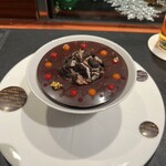 ラトリエ ドゥ ジョエル・ロブション - なめらかなショコラのガナッシュ　ビタークッキーでコーティングしたカカオのグラス。