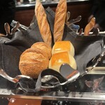 ラトリエ ドゥ ジョエル・ロブション - ロブションのパン。とても美味しいです。