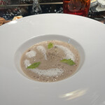 ラトリエ ドゥ ジョエル・ロブション - なめらかな栗のヴルーテ　セロリとベーコンの香りで。