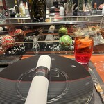 ラトリエ ドゥ ジョエル・ロブション - テーブルの前はオープンキッチン。ワクワクが始まります。