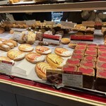 ラトリエ ドゥ ジョエル・ロブション - 美味しそうなパンも売ってます。