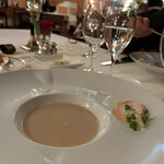 デ アドミラル - 全粒粉とライ麦のパン。　バター。海藻のバター
                                
                                若鶏とクリームスープ　ササミとゆりねを添えて