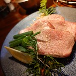 炭火焼肉 ホルモン にく式 - 上タン