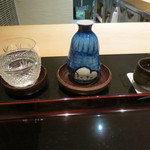 日本料理 晴山 - 帰れなくなるといけないので、和らぎ水も。