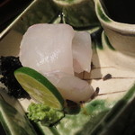 日本料理 晴山 - 余市のヒラメ。寝かした物ながら弾力感も印象的。岩のりも添えられています。