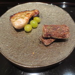 日本料理 晴山 - 焼物です。愛知・祖父江の銀杏にとても印象に残った堀川ごぼうが添えられています。