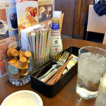 JR-EAST HOTEL METS - 朝食会場（デニーズ 駒込駅前店）のテーブルに常備されている調味料等