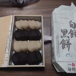 赤福　 - 白小豆の白餅と黒砂糖の黒餅が各4個ずつ入った白餅黒餅は1,100円。