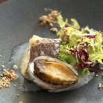 The Living Room with SKY BAR - ・鮮魚のポワレと鮑の炭火焼き　シャンパンとハーブのソース