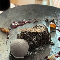 The Living Room with SKY BAR - ・黒タヒニのモンブラン