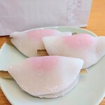 大岡屋製菓舗 - 花びら餅　めちゃくちゃ柔らかくて美味しい。花びら餅は、菱葩餅とも言われ、宮中のお正月に欠かせない「菱はなびら」に由来し、平安時代の歯固めの儀式が伝承されてゆく中で生まれたそうです。