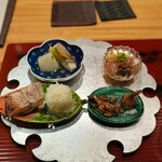 오오타니 - 八寸：せいこ蟹の土佐酢ジュレ、、三河もち豚の粕漬け焼き、じゃが居ものはりはり、鯛かぶら、姫くわい素揚げ、田作り