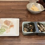 縁尽 - ランチタイムにはサービスで小鉢がつくようです。