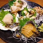 どさんこキッチン ゴリラ - 北貝道三点盛り(2288円)・活アワビ刺し(1408円)
