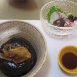 天木 - 大きな大根の煮物の上に牡蠣の唐揚げ、