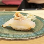 すしのいずみ - 天然カワハギの肝のせ