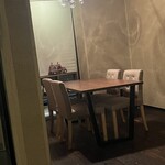 上六ワイン - 店内の様子。カジュアルな雰囲気です。