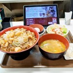 すき家 上石神井駅前店 - 『にんにく白髪ねぎ牛丼シーザーサラダセット』到着時
