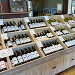つくばワイナリー - ショップに並んだ ワイン
