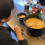 ラーメン道楽 - ラーメン(麺半)を啜る我が子