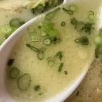 龍王 - 羽釜で豚骨を煮込み続けアクをしっかり取る