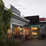 ライフ イズ スイート - 全景 手前駐車場があります