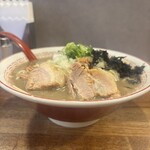 煮干中華そば専門 煮干丸 - 横から　丼いっぱいにスープが