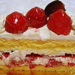 菓子工房 アントレ - 苺生ﾃﾞｺﾚｰｼｮﾝｹｰｷ5号の断面ですｗ　ギリギリ形状を保っている程度のふんわふんわですｗ