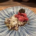 鳥茂 - ⑤牛の内もも刺しにキャビア乗せ